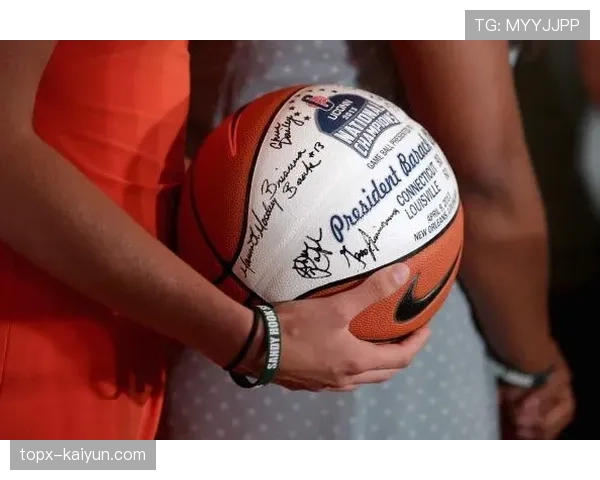 NCAA女篮冠军教练开设大师课，分享建构防守体系的心得